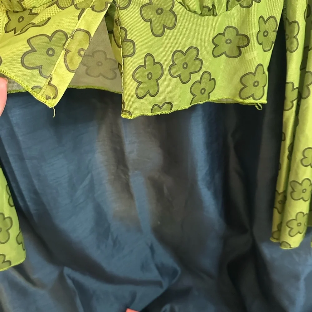 Floral Green Button-Up Crop Top - Picture 3 of 4